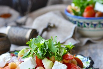 Insalata di ceci, feta e pomodori