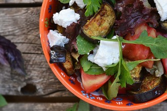 Insalata di melanzane, caprino e misticanza