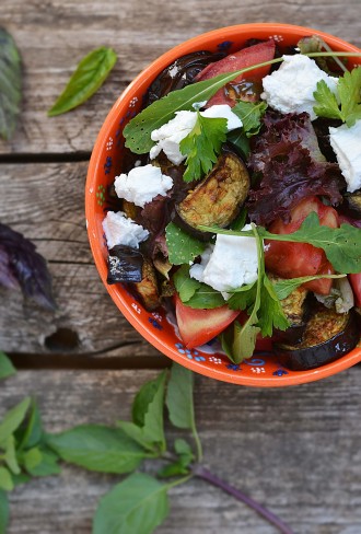 Insalata di melanzane, caprino e misticanza