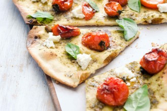 Schiacciata pomodorini, feta e basilico