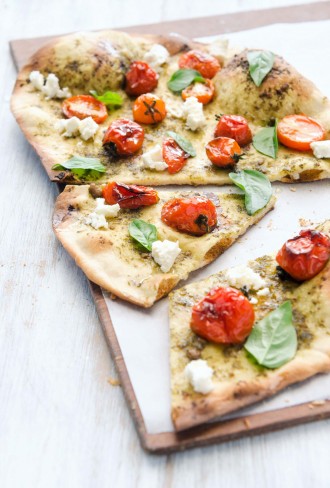 Schiacciata pomodorini, feta e basilico