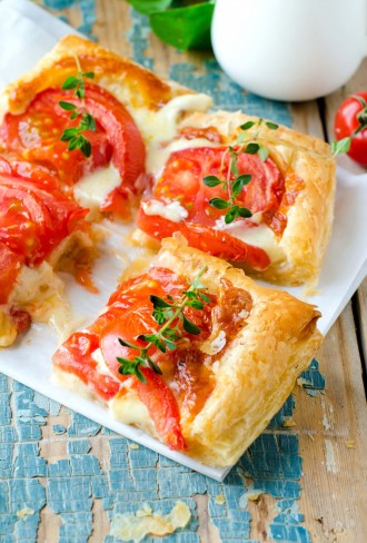 Sfogliatine pomodoro, mozzarella e timo