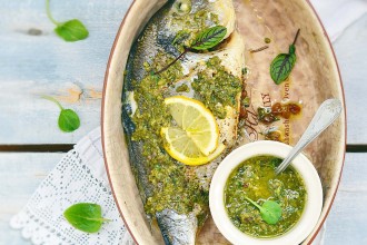 Orata al forno con pesto di erba brusca