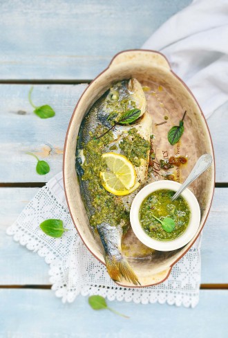 Orata al forno con pesto di erba brusca